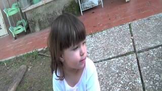 Bambina genio Un prodigio a 2 anni e mezzo parla tre lingue inglese francese e portoghese [upl. by Ysak]