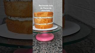 Recheando bolo de Flocos de chocolate bolosdagilconfeitaria cakedecorating bolo [upl. by Nirehtac]