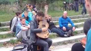 armer Straßenmusiker in Berlin mit kaputter Gitarre [upl. by Ojoj]