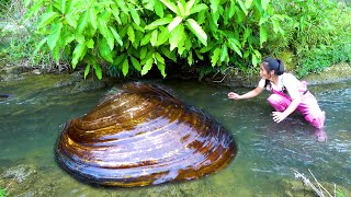 The river clam was washed clean by the water and the pearls in its belly were really beautiful [upl. by Lemire]