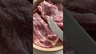 Faça isso em Carnes que possuem osso para tirar o cheiro receitas bistecadeporco bisteca carne [upl. by Abehsat]