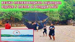 BEGINILAH RESIKO KALAU MENERBANGKAN LAYANGAN BESAR SAAT ANGIN KECIL DI PANTAI [upl. by Ellenahs]