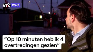 Fietser steekt gesloten spoorweg over tijdens interview [upl. by Darn]