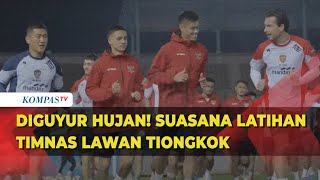 Meski Diguyur Hujan RintikRintik Timnas Indonesia Tetap Latihan Jelang Lawan Tiongkok Esok [upl. by Alracal480]