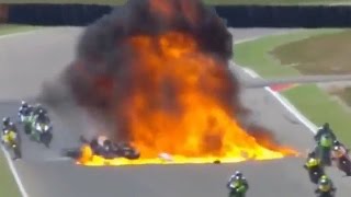 Espectacular accidente en una carrera de motos en España [upl. by Aikan]