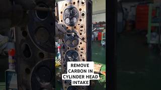 트럭 엔진 실린더 헤드 흡기 카본 청소 트럭 엔진 청소 remove carbon in cylinder head intake [upl. by Antipas]