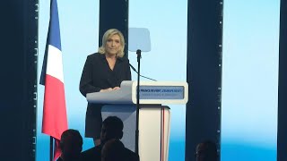 Européennes Marine Le Pen dénonce un président Macron quoten état de siègequot  AFP Extrait [upl. by Geier315]