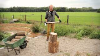 Hout kloven met een kloofbijl  Tuinieren met Hendrik Jan de tuinman [upl. by Leandre]