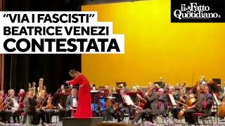 quotNon vogliamo i fascistiquot la direttrice dorchestra Beatrice Venezi contestata a Nizza al concerto [upl. by Asert]