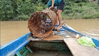 Pulling a bamboo basket on the riverSongaTrongTim [upl. by Maffa]