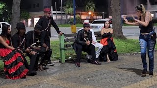 TESTE SOCIAL  REAÇÃO DAS PESSOAS AO VÊ UM MACUMBEIRO NA RUA 😱 [upl. by Nnaeinahpets]