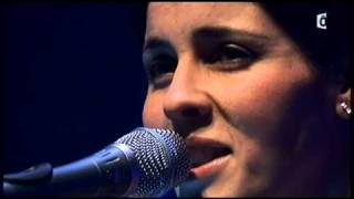 Souad Massi  Hakda Wela Ktar live [upl. by Ynnoj]