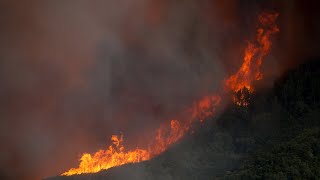 Thousands evacuated as wildfire sweeps through California [upl. by Hegyera]