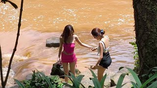 Accidentally discovered 2 beautiful girls wearing bikinis bathing in the middle of flood water [upl. by Libys]