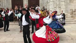 Dança portuguesa ao vivo em frente ao Mosteiro dos Jerónimos em Lisboa Portugal [upl. by Otreblanauj]