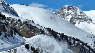 Le déneigement de la route du col a commencé [upl. by Animahs]