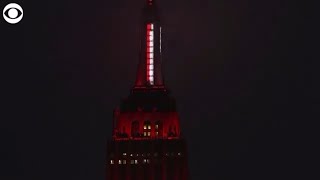 Empire State Building lights up like a siren to honor emergency workers during coronavirus pandemic [upl. by Aneev]