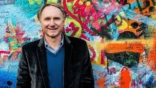 Dan Brown v Prahe  pozdravuje slovenských fanúšikov [upl. by Salomone]