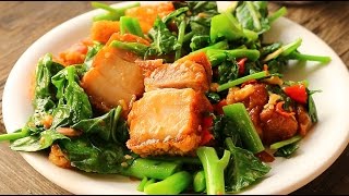 คะน้าหมูกรอบ Crispy Pork with Kale [upl. by Grethel128]