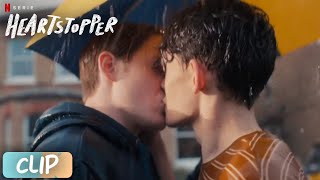 Heartstopper  El Beso De Charlie Y Nick Bajo La Lluvia  Clip Latino  Temporada 1  Netflix [upl. by Plume]