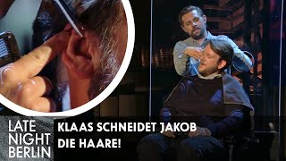 Klaas schneidet Jakob die Haare Friseursalon HeuferUmlauf  Late Night Berlin  ProSieben [upl. by Joellyn542]