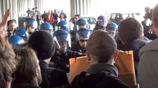 Roma scontri tra studenti e polizia alla stazione Tiburtina [upl. by Bergmans]