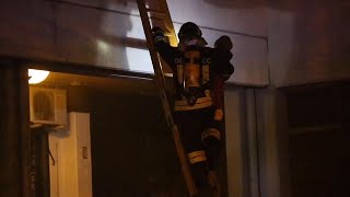 Reggio Emilia inferno in via Turri i vigili del fuoco salvano i bambini dal palazzo in fiamme [upl. by Zelle786]