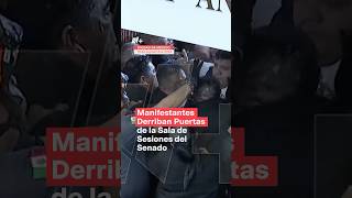 Manifestantes derriban puertas de la sala del Senado  N shorts [upl. by Urana149]