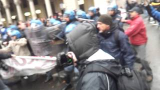 Torino 15N la polizia carica gli studenti [upl. by Aniryt]