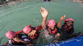 Rishikesh river rafting boat पलटने से बची  fun with friends in river rafting [upl. by Uriah]