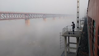 Crossing गंगा रेलवे पुल Ganga Railway Bridge at Allahabad  Suhaildev Superfast Express [upl. by Jeanne898]