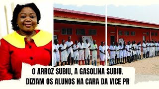 VICEPRESIDENTE ESPERANÇA COSTA VAIADA POR ALUNOS NA SUA CHEGADA A PROVÍNCIA DO HUAMBO [upl. by Eocsor]