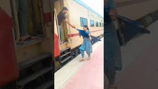 Ye konsi Film ka seen haiviralvideo youtubeshorts comedyshorts love ajaydevgan kajol [upl. by Lamphere443]