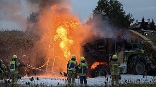 Brand eines Maishäckslers bei Ichenhausen löst Feuerwehreinsatz aus [upl. by Kuehn]