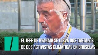 El jefe de Ryanair se lleva dos tartazos de dos activistas climáticas en Bruselas [upl. by Tterab]