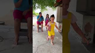 Pegando chinelo da irmã funny cuteaby cute baby shorts [upl. by Rheba838]