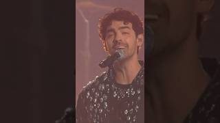 LatinGRAMMYs • Joe Jonas performando quot¿Cómo Pasóquot ao lado de Ela Taubert no GrammyLatino💙 [upl. by Felicdad]