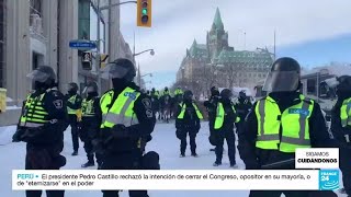 Policía canadiense usa la fuerza para expulsar a manifestantes del Convoy de la Libertad [upl. by Illene563]