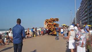 Bloemencorso Blankenberge 2017  Wakawé Loenhout  De nek uitsteken [upl. by Harahs106]