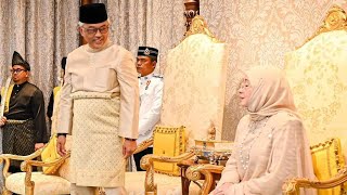 Sultan Pahang di Istiadat Pengurniaan DarjahDarjah Kebesaran Negeri Pahang Istana Abdulaziz [upl. by Acirrej]