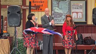 EAST LANCASHIRE RAILWAY 1940s WAR WEEKEND LIVE SINGERS CHRISTOPHER amp THE ROBINS [upl. by Dona]