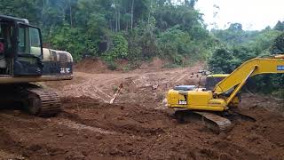 Excavator Komatsu PC 200 vs Caterpillar 320c [upl. by Mellins]