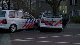 Politiewagens botsen in Heerlen twee agenten gewond [upl. by Madra123]