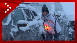 Madonna di Campiglio la nevicata si intensifica la polizia locale filtra le auto [upl. by Phia]