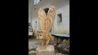 Une chouette aux ailes ouvertes sculptée à la tronçonneuse [upl. by Nimrahc]