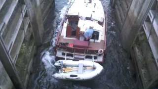 Boat Gets Stuck At Torksey Lock In Lincolnshire [upl. by Marvin]