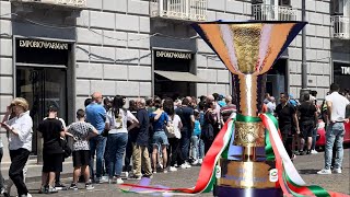 Coppa Scudetto Napoli guardate quanta gente in fila sotto al sole per vederla 🏆 [upl. by Wolf]