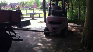 Heftruck zit vast op het schoolplein 130511 [upl. by Jairia]