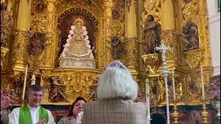 Momento de entrega de un vestido para El Pastorcito de la Virgen del Rocío Hdad de Isla Cristina [upl. by Anail]