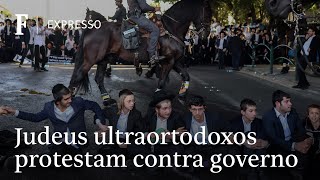 Judeus ultraortodoxos bloqueiam estrada contra convocação para Exército [upl. by Leraj783]